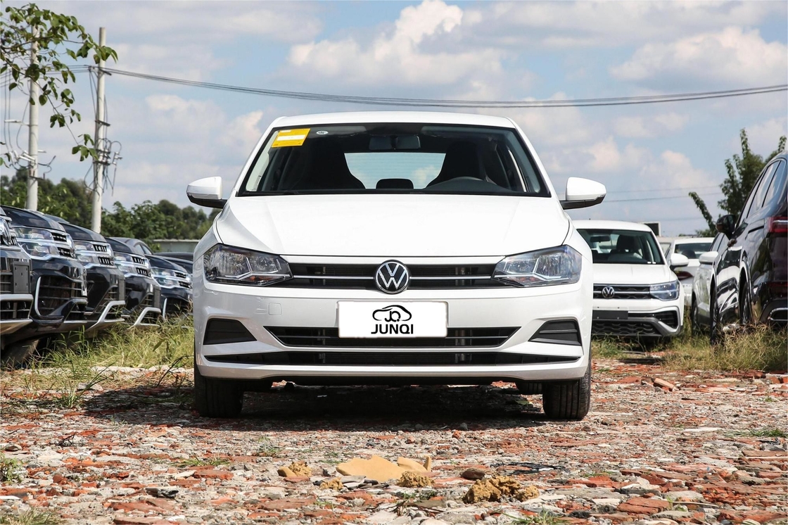 Volkswagen benzinli araba Polo 1.5L benzinli motorla 185km/h en yüksek hızla rahat bir yolculuk