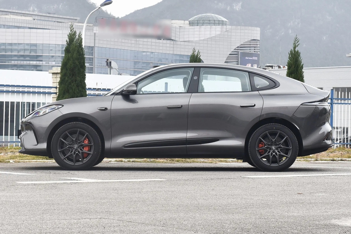 5 koltuklu IM Elektrikli Araba Dört tekerlekten çekici Zhiji LS6 Orta ve büyük SUV