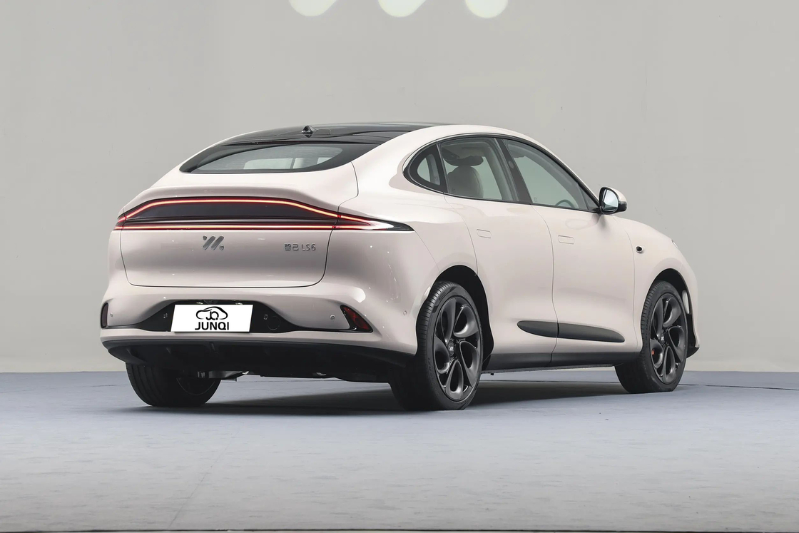 Zhiji LS6 Sol Sürüş Elektrikli Araba Sedan Zhiji S Büyükler İçin Amiral Gemisi