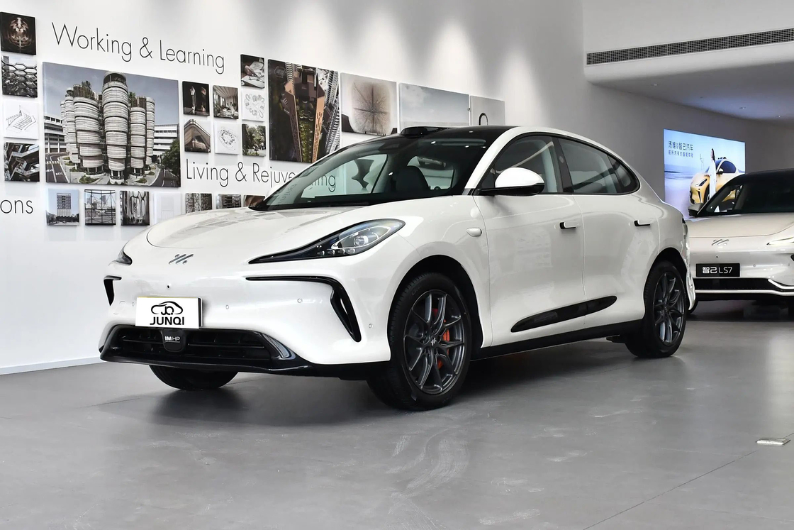 Zhiji LS6 IM Elektrikli Araba 4 Kapılı 5 Koltuklu SUV 760km Uzun Menzilli Yeni Enerji Elektrikli Araba