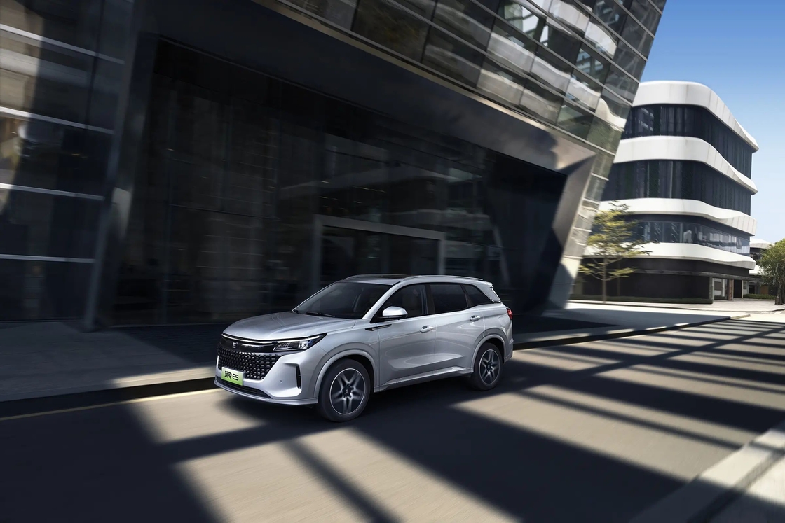 5 koltuklu Seres elektrikli araba SUV 120 beygir gücü ve emisyonsuz sürüş