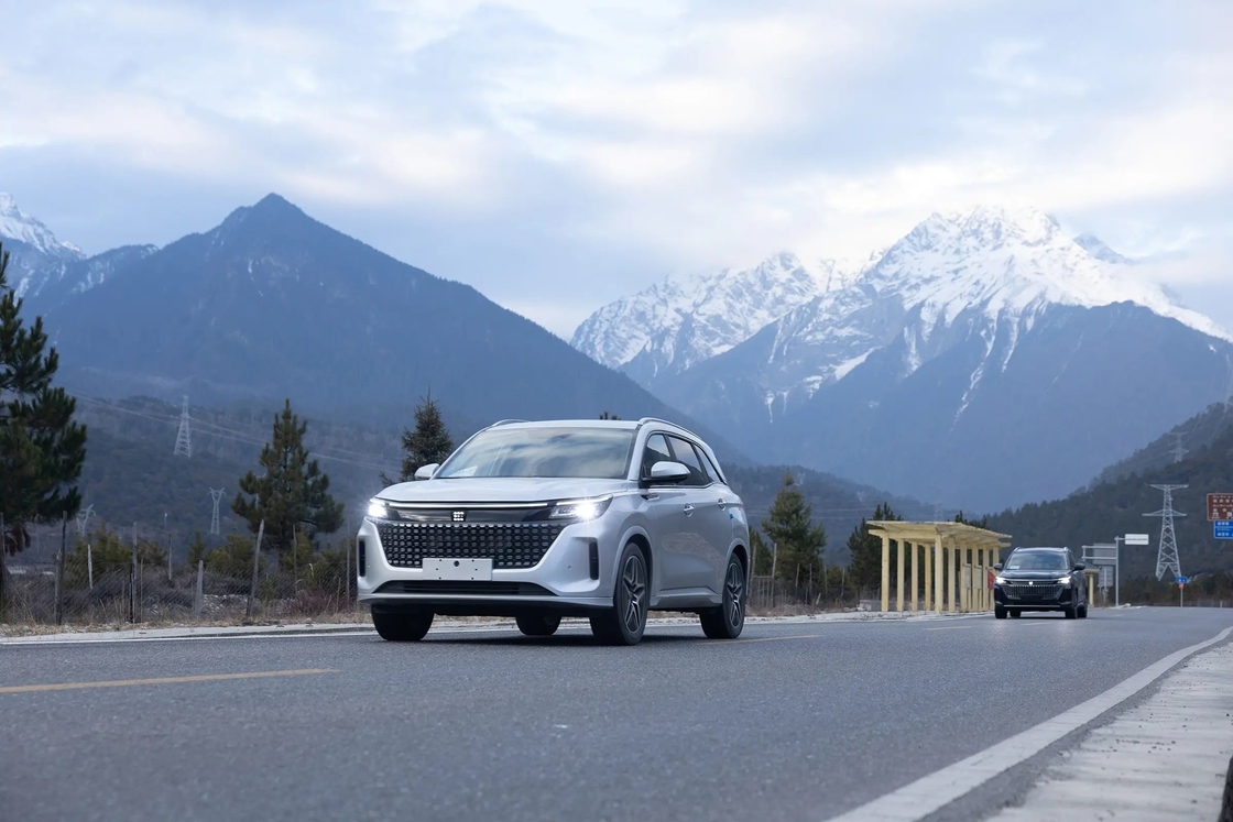 5 koltuklu Seres elektrikli araba SUV 120 beygir gücü ve emisyonsuz sürüş