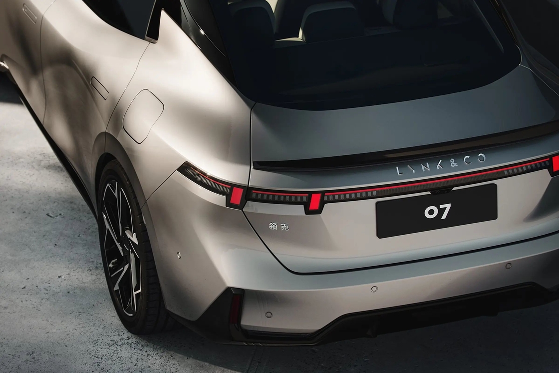 5 Koltuklu Lynk And Co Elektrikli Araba Sedan Tipi Ön Tekerlek Sürüşü EV 180km/h