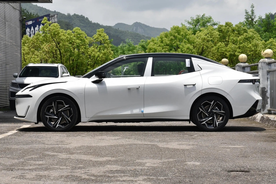 500 km Lynk & Co Tam Elektrikli SUV Araç Plug In Hibrit Hızlı Şarj 0.45 Saat