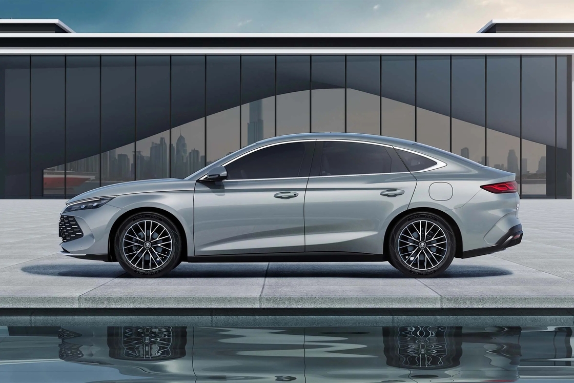 Plug In Hybrid FWD BYD Elektrikli Araba 520km Menzil Lüks BYD Qin L EV