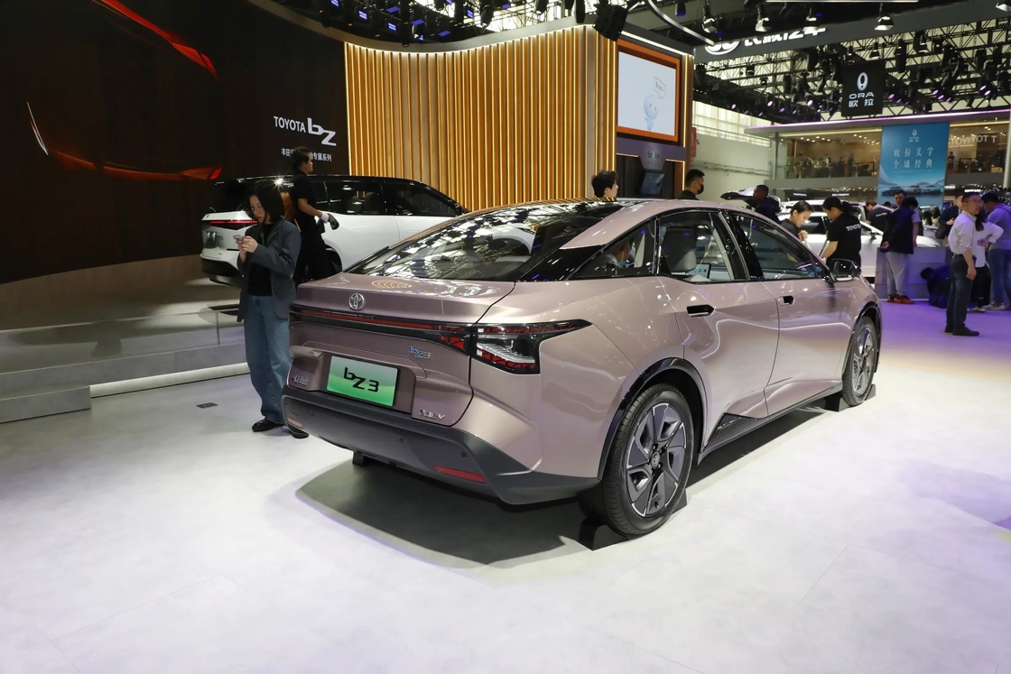 BZ3 Toyota Elektrikli Araba FWD Sedan Tipi İmza ızgara tasarımı ile