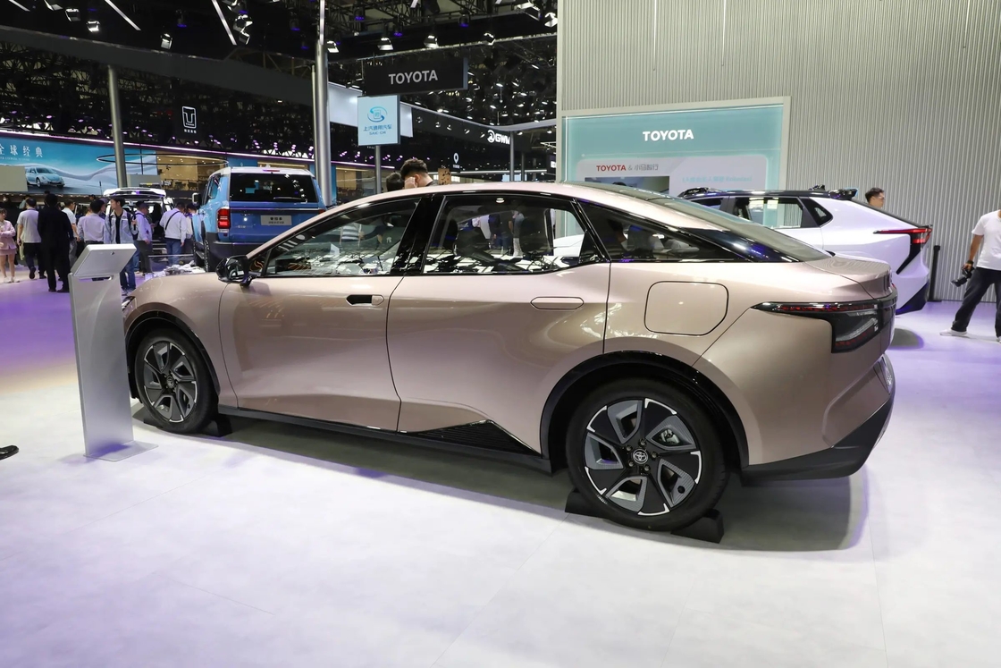 BZ3 Toyota Elektrikli Araba FWD Sedan Tipi İmza ızgara tasarımı ile