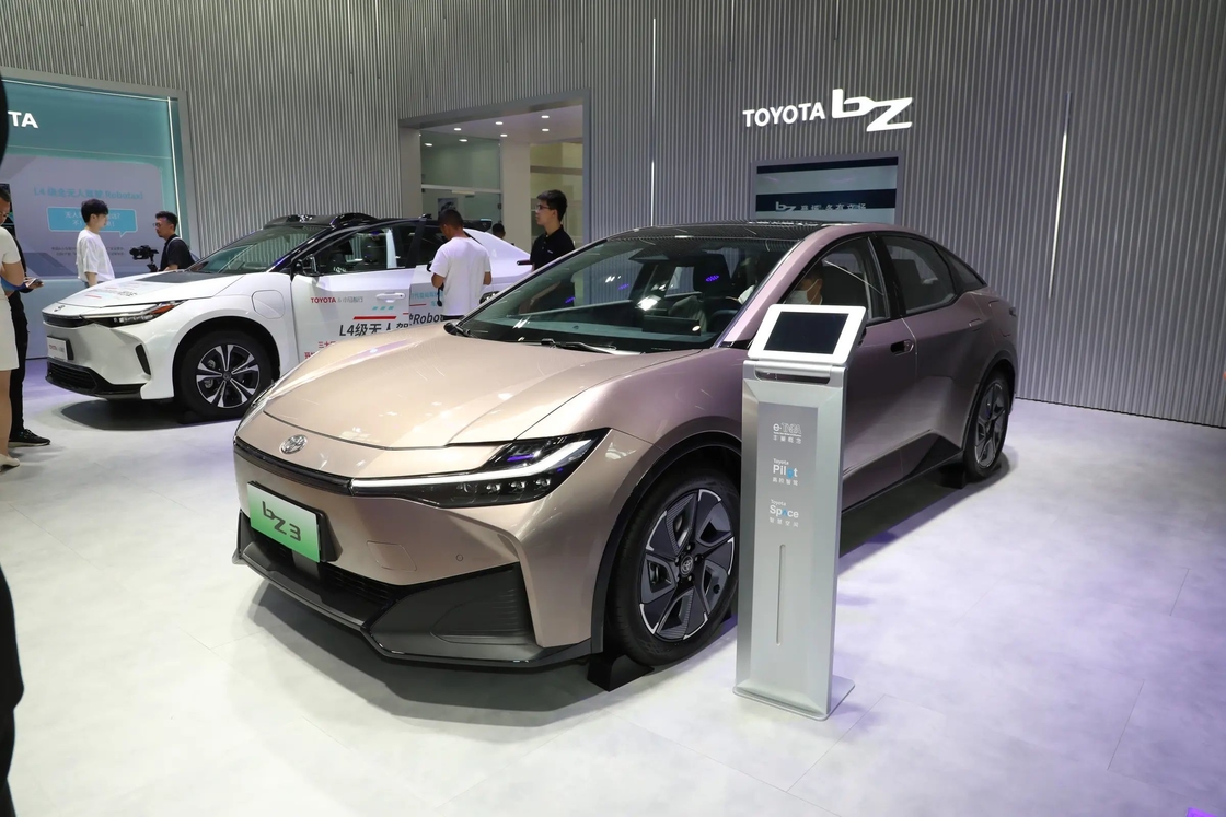 BZ3 Toyota Elektrikli Araba FWD Sedan Tipi İmza ızgara tasarımı ile
