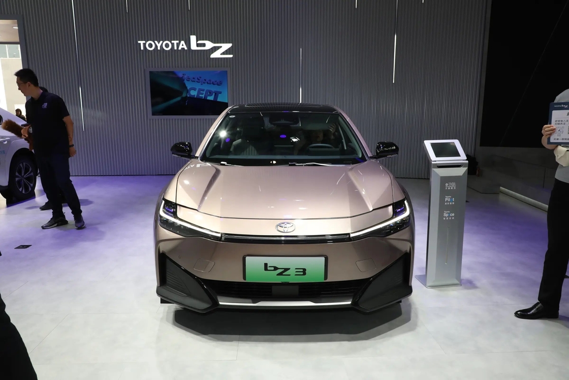 BZ3 Toyota Elektrikli Araçlar 4 Kapılı 5 Koltuklu Sedan Tek Hızlı Doğrudan Sürüş