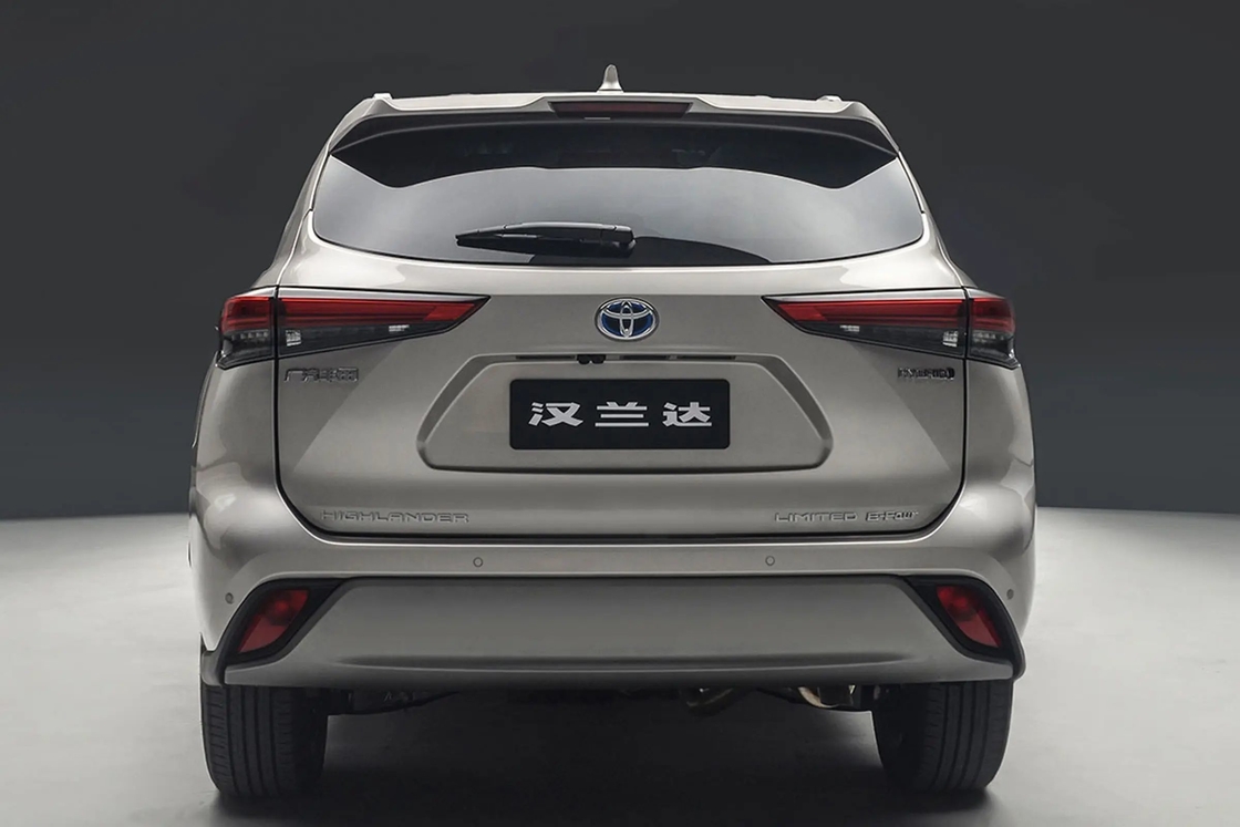 4 Kapılı 5 Koltuklu Toyota Highlander Yakıtlı Turboşarjlı Güçlü ve Hibrit Sistemli Otomobil