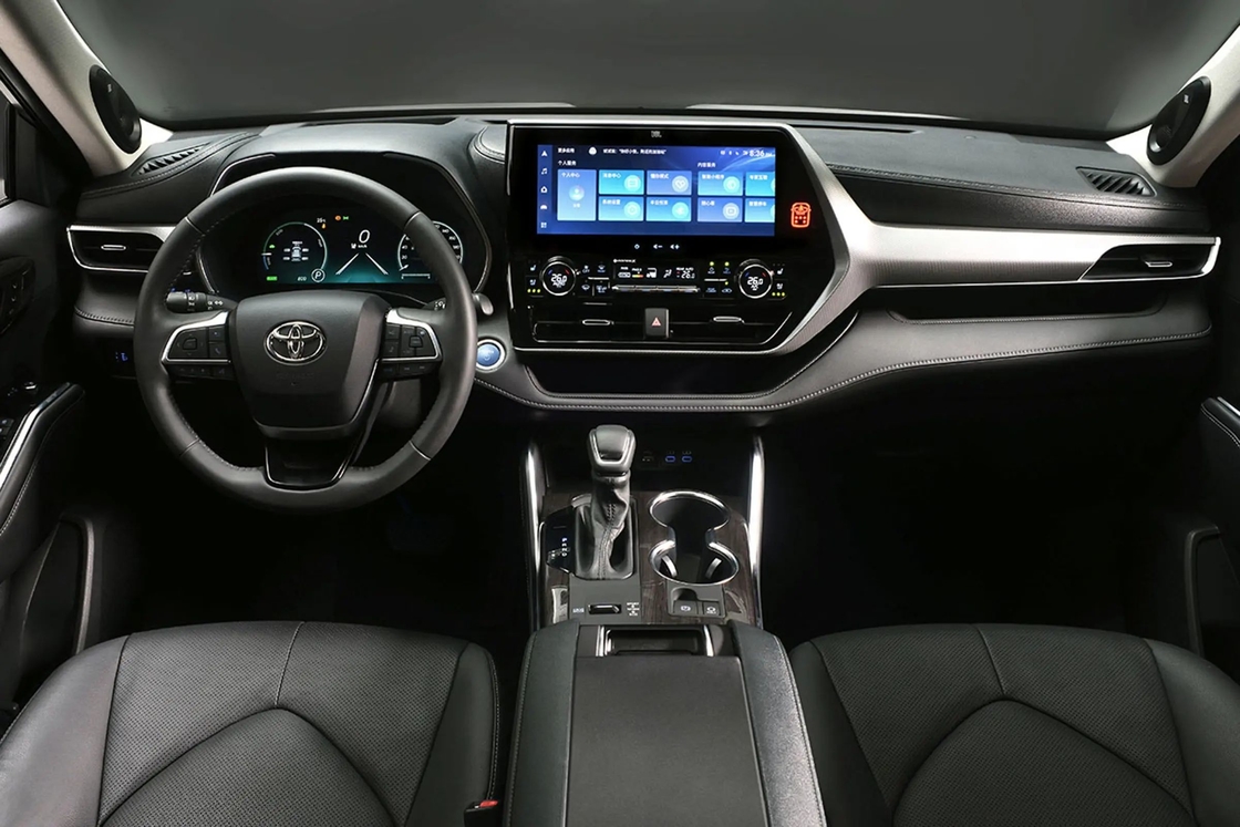 4 Kapılı 5 Koltuklu Toyota Highlander Yakıtlı Turboşarjlı Güçlü ve Hibrit Sistemli Otomobil