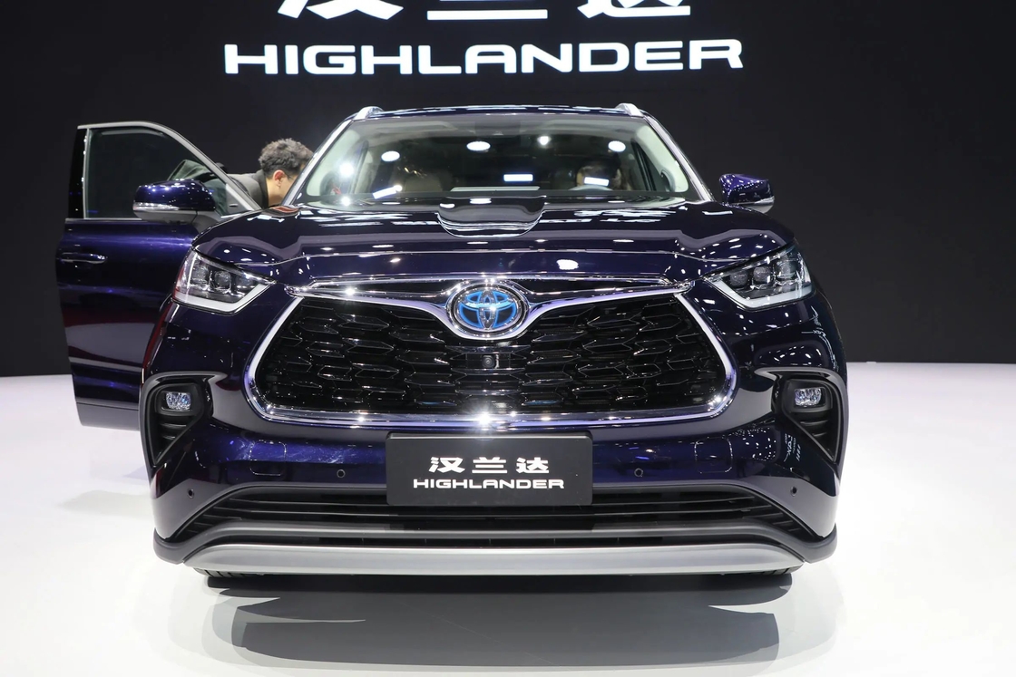 4 Kapılı 5 Koltuklu Toyota Highlander Yakıtlı Turboşarjlı Güçlü ve Hibrit Sistemli Otomobil