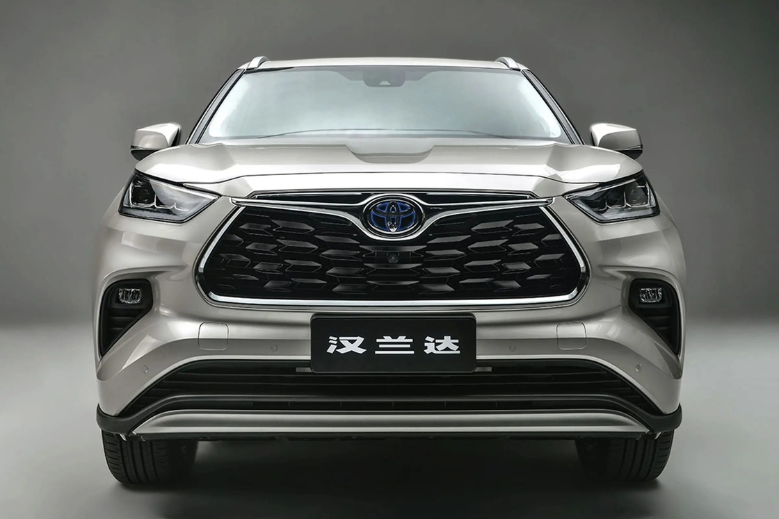 4 Kapılı 5 Koltuklu Toyota Highlander Yakıtlı Turboşarjlı Güçlü ve Hibrit Sistemli Otomobil