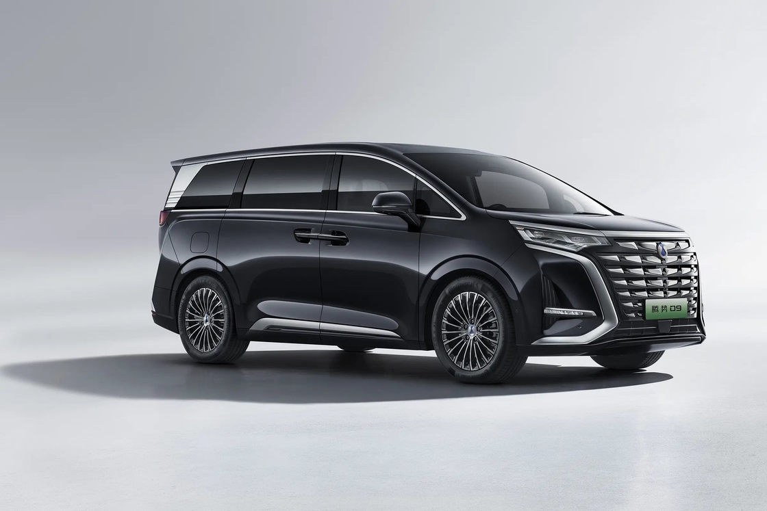 402km BYD Elektrikli Araba Sol Sürüş 4 Kapılı 5 Koltuklu SUV Akıllı BYD Denza D9 EV
