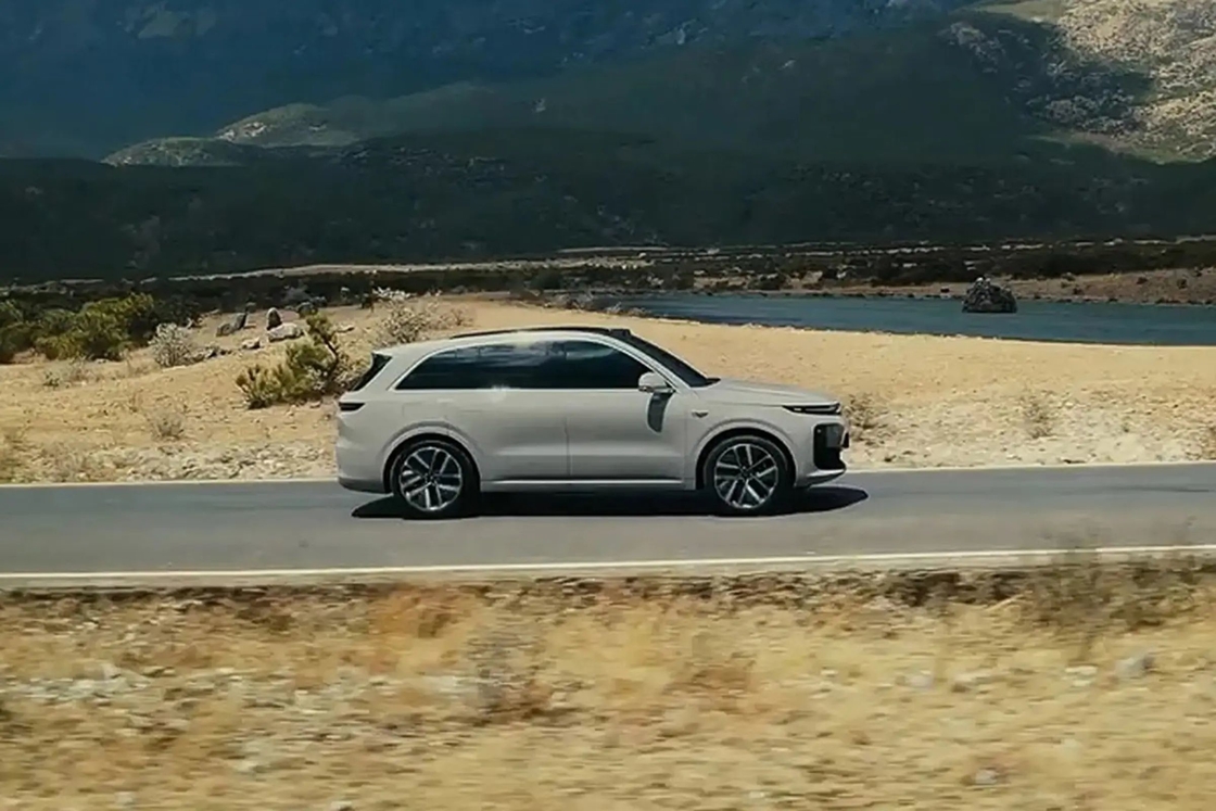 Lixiang Elektrikli Araba L6 1.5 tonluk menzil uzantısı ve 1390 km menzili ile yüksek performanslı SUV 4 ekranlı etkileşim ve lüks koltuklar