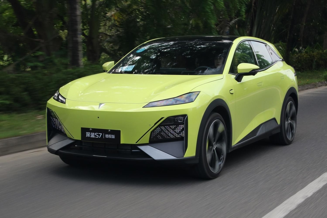 Orta Boyutlu Changan Elektrikli Araba DeepBlue 07 400km Menzil Arka Tekerlek Sürüş EV
