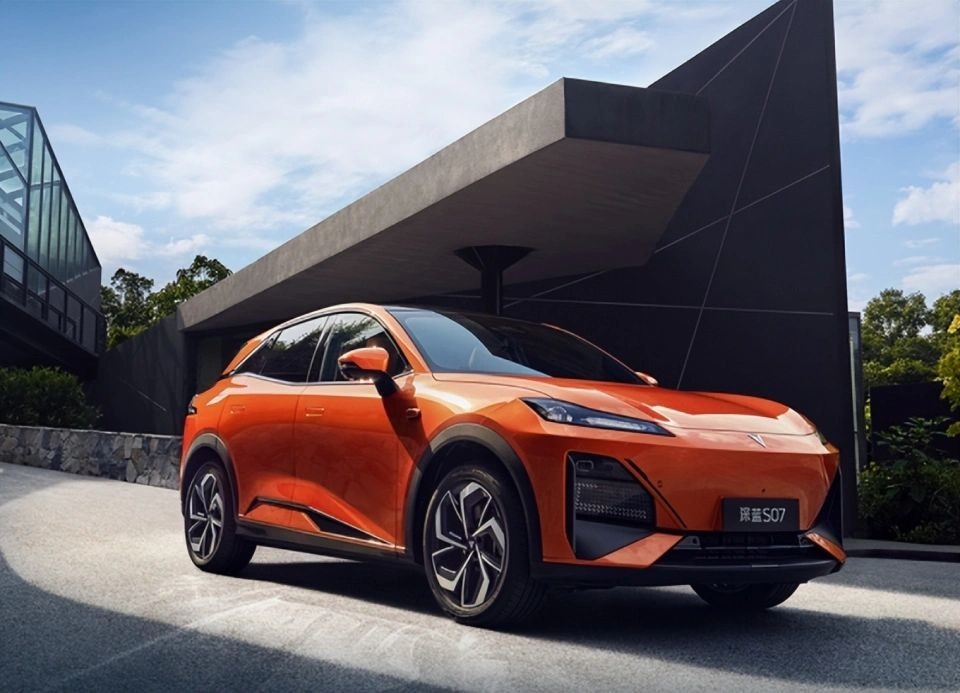 Changan Elektrikli Araba DEEP BLUES07 Sürdürülebilir Sürüş İçin Genişletilmiş Aralık Yeni Enerji Araçları