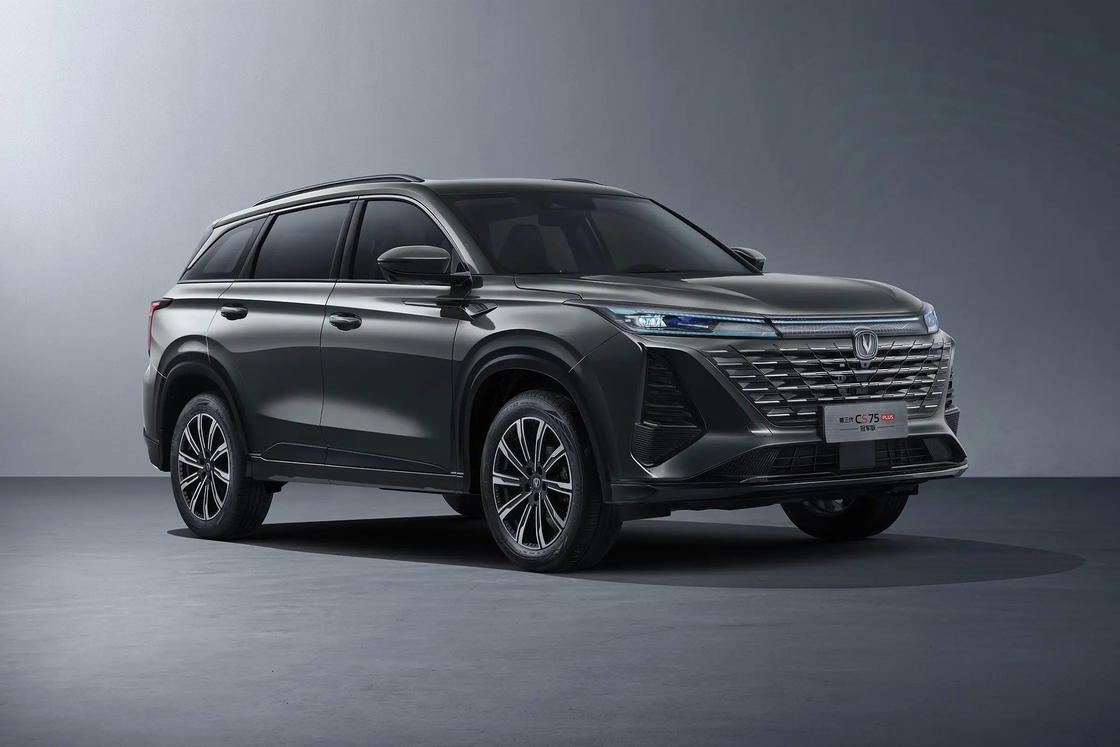 Benzin Yakıt Tipi Changan CS75 Plus Siyah SUV 5 kişilik kapasite