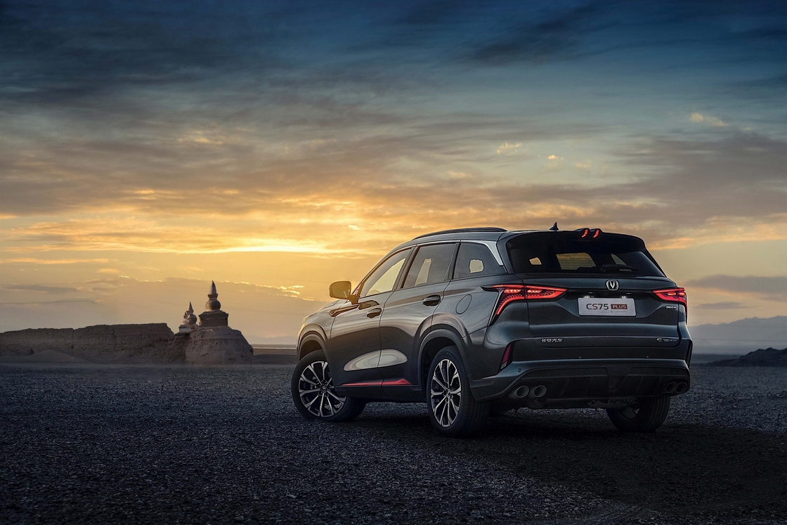 Benzin Yakıt Tipi Changan CS75 Plus Siyah SUV 5 kişilik kapasite