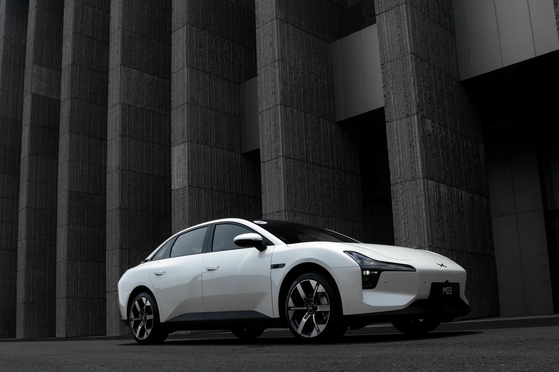 Xiaopeng Elektrikli Araba M03 Geniş iç mekan ve Infotainment sistemi ile ideal seçim