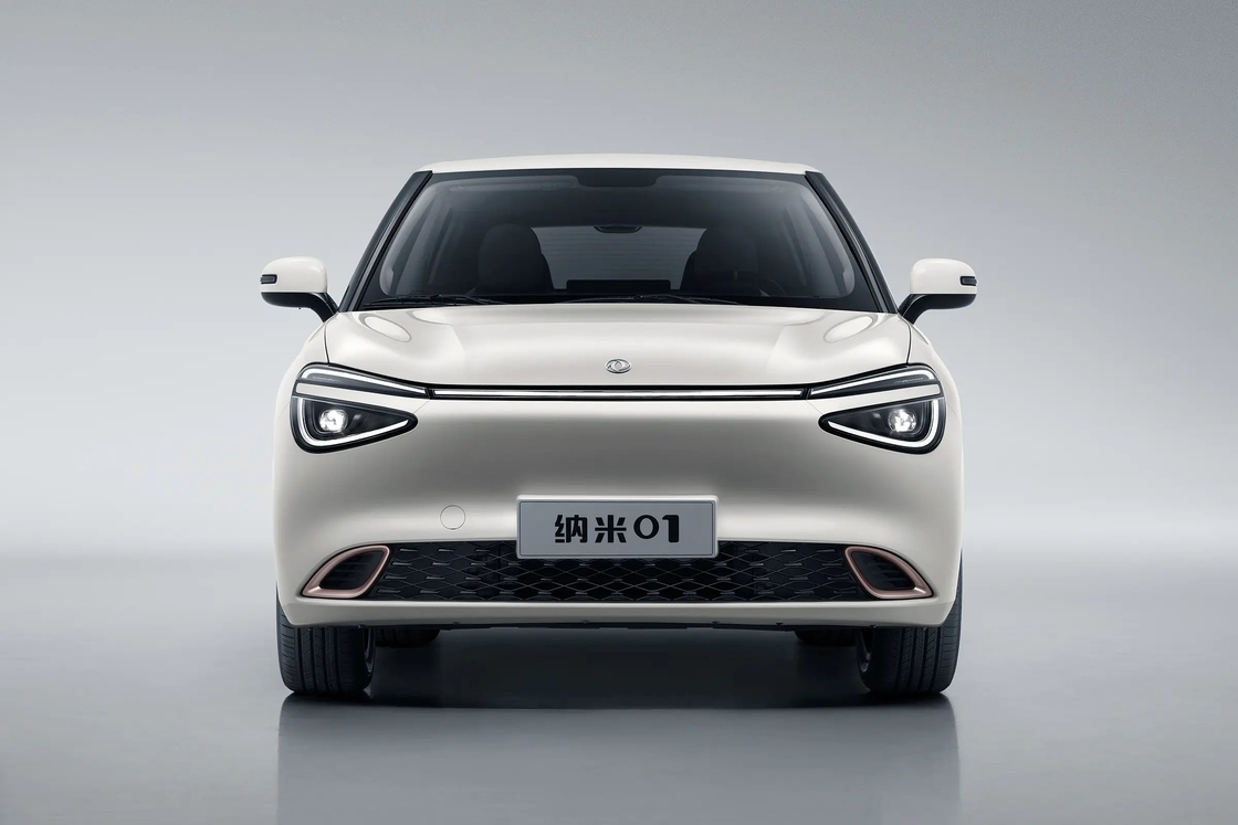 Otomatik 4 koltuklu Dongfeng Nami Kutusu yeni enerji aracı 4 tekerlekli elektrikli araba yetişkin araçları Çin'de üretilen Ev araba yüksek hız 100km/h