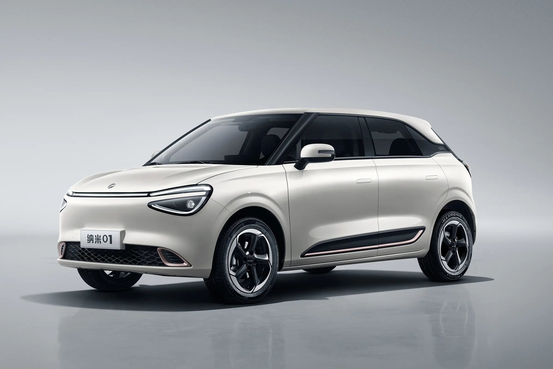 Otomatik 4 koltuklu Dongfeng Nami Kutusu yeni enerji aracı 4 tekerlekli elektrikli araba yetişkin araçları Çin'de üretilen Ev araba yüksek hız 100km/h